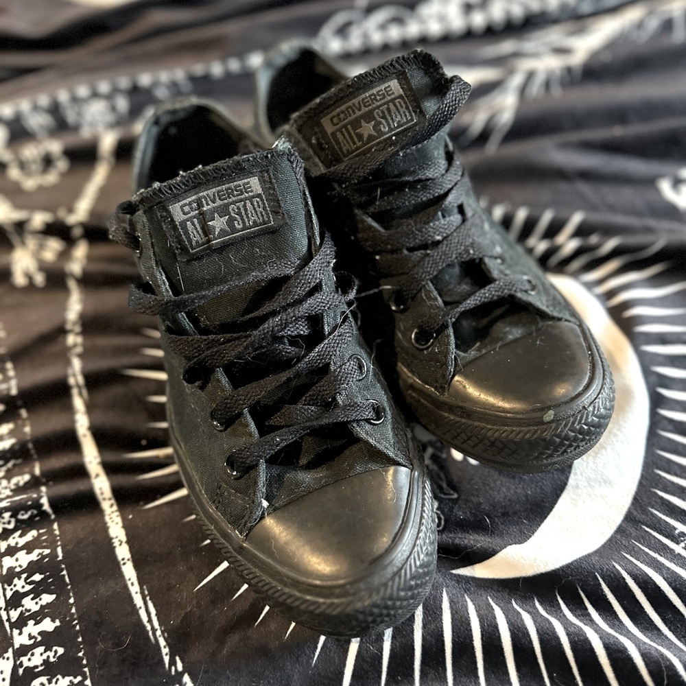 Converse chuck Taylor low top all black worn only a few times size 9 women